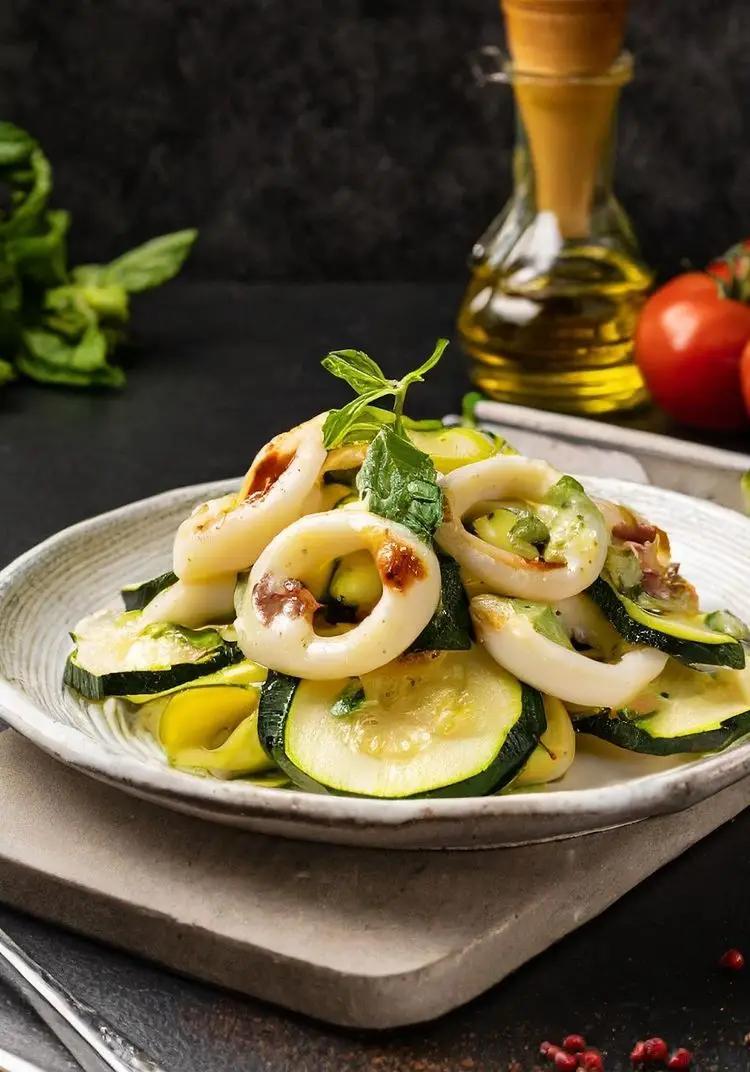 Ricetta Insalata di calamari e zucchine con vinaigrette di eltamain