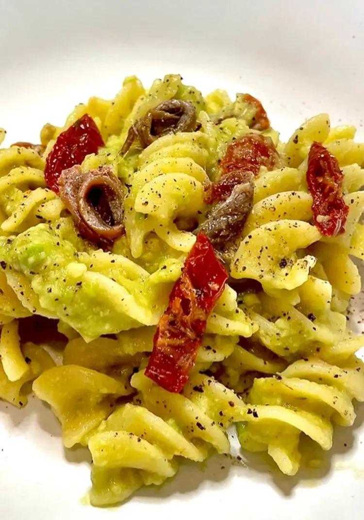 Ricetta Fusilli con mousse di avocado 🥑 pomodori secchi 🍅 e alici marinate. di Melagusto