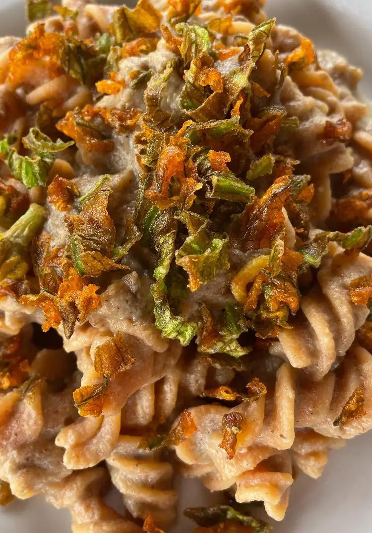 Ricetta Fusilli fatti con farina di lenticchie con crema di funghi e granella croccante di fiori di zucca😉😍 di _foodcry_