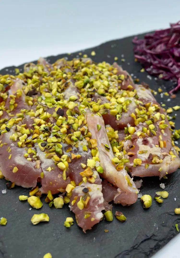 Ricetta Tagliata di tonno in crosta di pistacchi e insalatina di cavolo viola. di _foodcry_