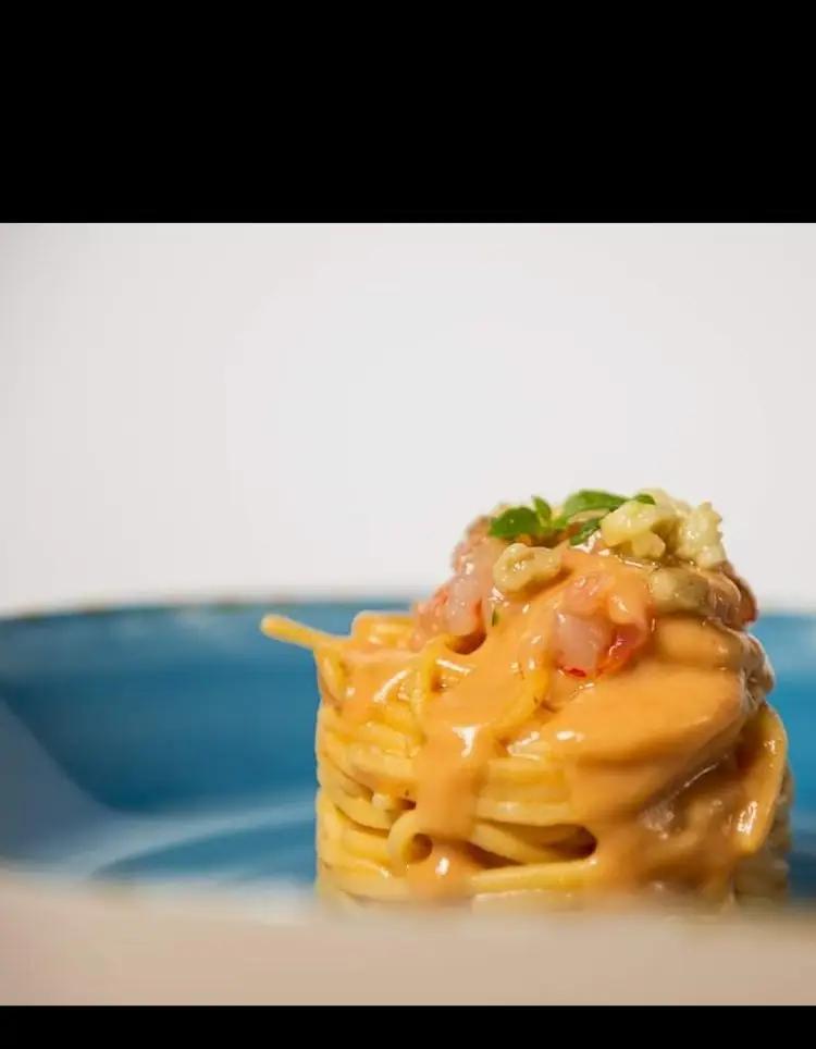 Ricetta Spaghetto Aglio olio e peperoncino su carpaccio di Gambero Rosso  di UnoChefAlTuoFianco
