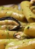 Immagine del passaggio 6 della ricetta Paccheri con crema di pistacchi, cozze e pecorino