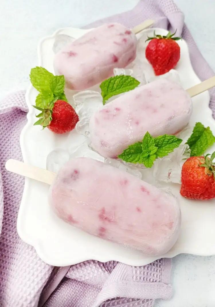 Ricetta GELATO SU STECCO YOGURT E FRAGOLE di kettycucinooggi