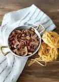 Immagine del passaggio 4 della ricetta TAGLIATELLE CON CHAMPIGNON E SALAME TARTUFATO