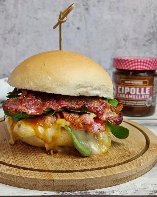 Ricetta Burger con tomino pancetta e cipolle caramellate di Le Conserve della Nonna di kettycucinooggi