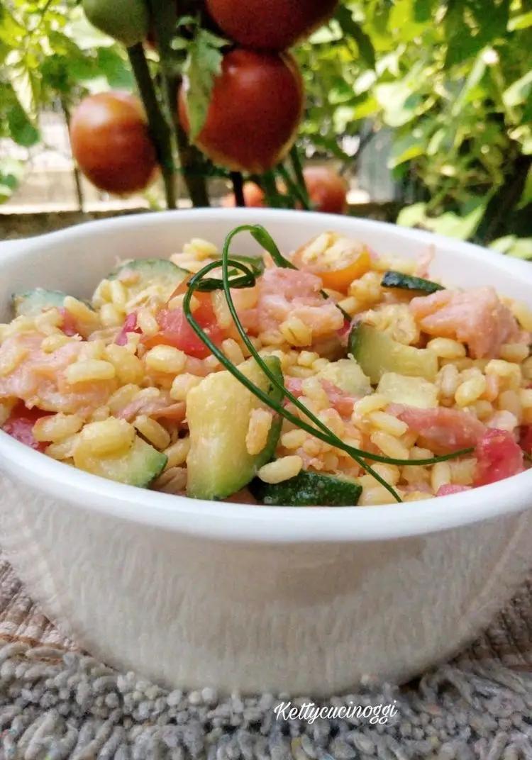 Ricetta INSALATA AI CEREALI CON SALMONE E ZUCCHINE E POMODORI di kettycucinooggi