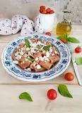 Immagine del passaggio 7 della ricetta MEZZE MANICHE ALLA CRUDAIOLA CON FETA