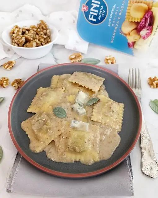 Ricetta Ravioli scamorza e radicchio Fini Modena con salsa di noci e gorgonzola di kettycucinooggi