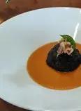 Immagine del passaggio 6 della ricetta Arancino al nero di seppia su pomodori datterino emulsionati