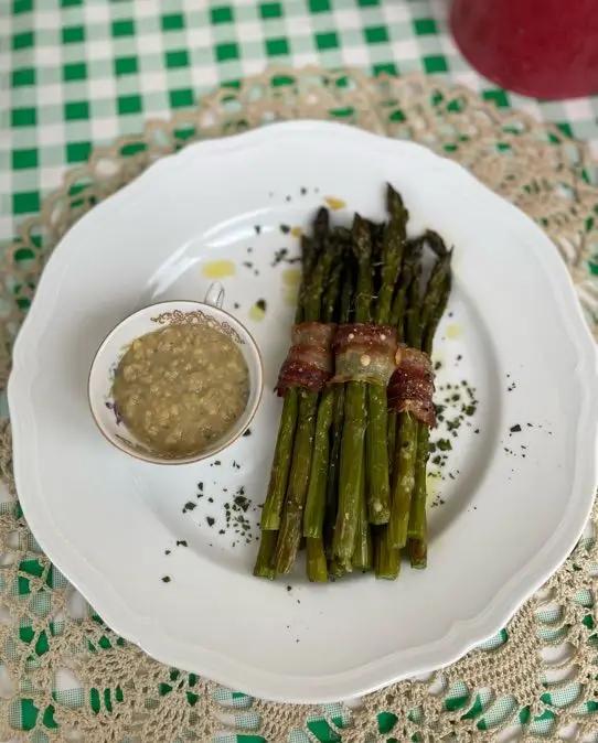 Ricetta Asparagi con bacon  e crema di cicerchie al rosmarino. di erikariserbato