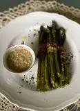 Immagine del passaggio 4 della ricetta Asparagi con bacon  e crema di cicerchie al rosmarino.