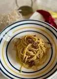 Immagine del passaggio 3 della ricetta Spaghetti aglio, olio, peperoncino e ricci di mare. Allacciate i grembiuli!!!