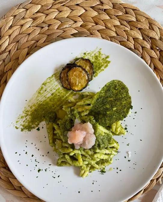 Ricetta Trofie al pesto verde con tartare di gambero e corallo di parmigiano e basilico di erikariserbato