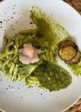 Immagine del passaggio 1 della ricetta Trofie al pesto verde con tartare di gambero e corallo di parmigiano e basilico