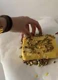 Immagine del passaggio 1 della ricetta Feta in crosta di Pistacchi e Miele