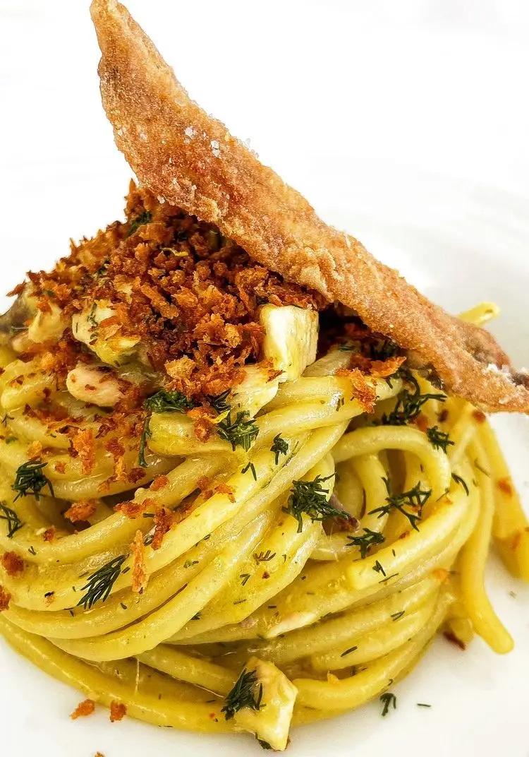 Ricetta Spaghetti con acciughe fresche, finocchietto, pinoli e pangrattato. di robertobuemi