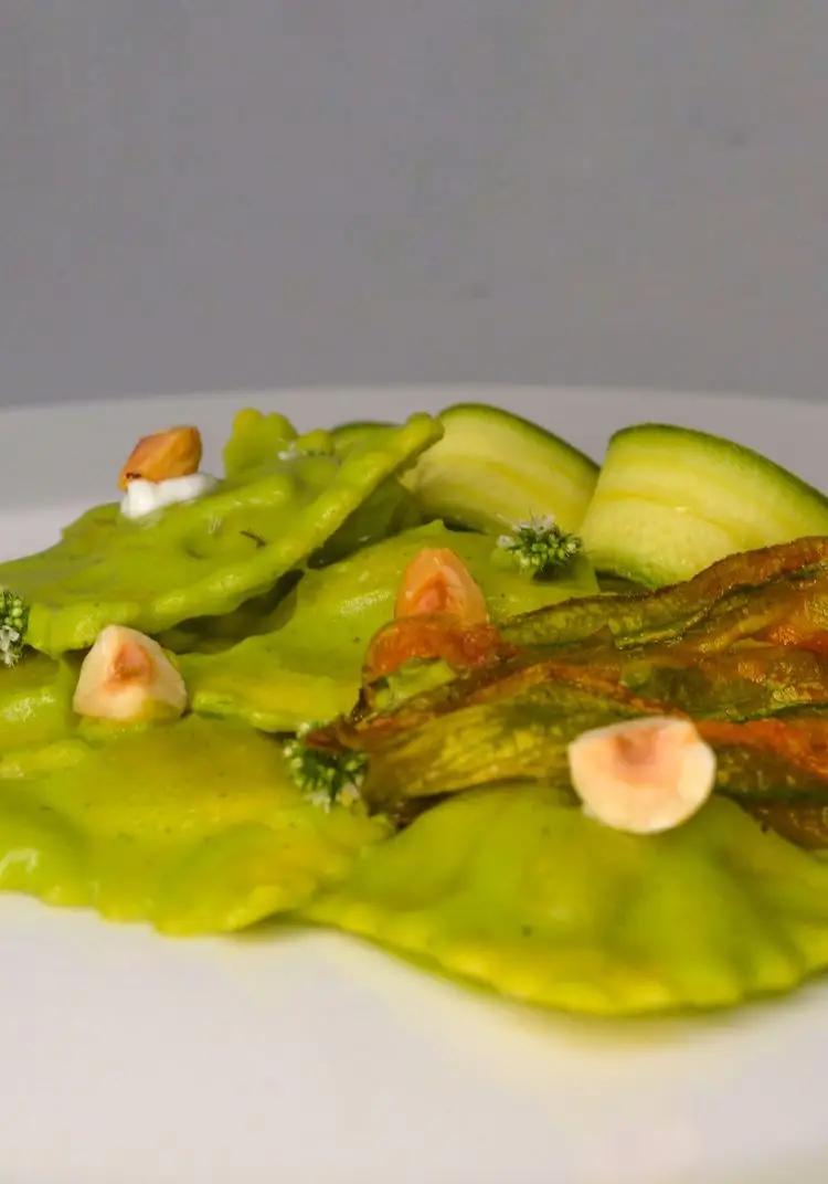 Ricetta Ravioli   ricotta e spinaci con crema di zucchine e caprino, fiori di zucca croccanti, zucchine marinate e nocciole di robertobuemi