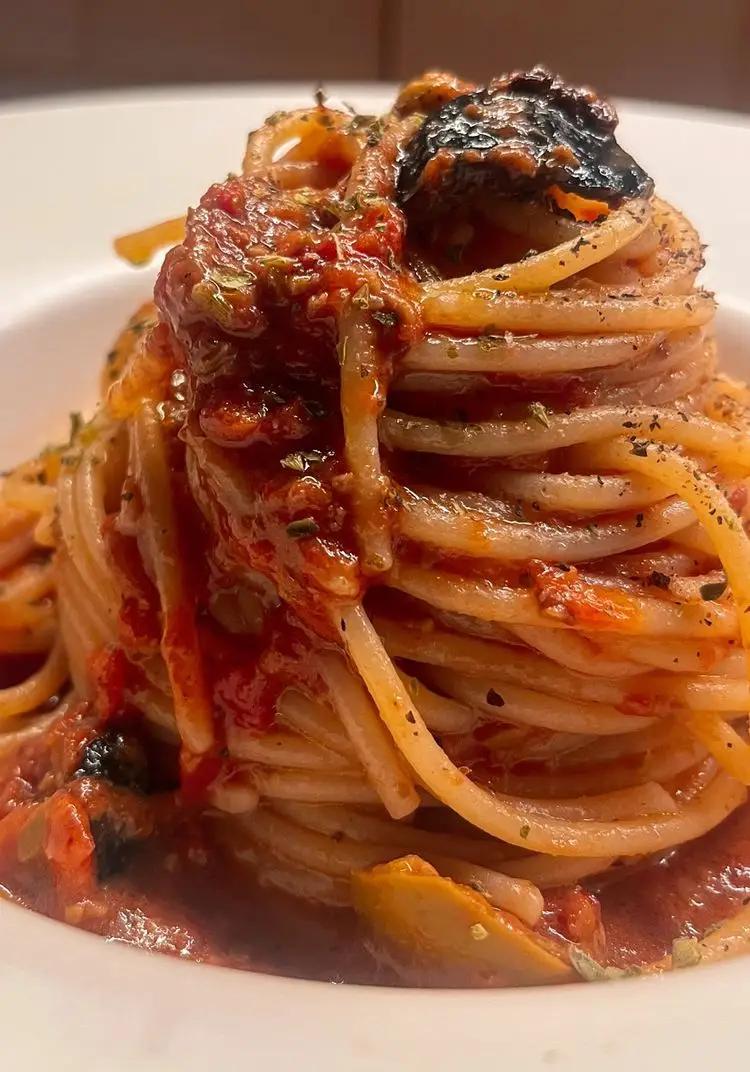 Ricetta Spaghetti con pesto di olive e capperi Saclà, pomodoro e peperoncino di giadaconti