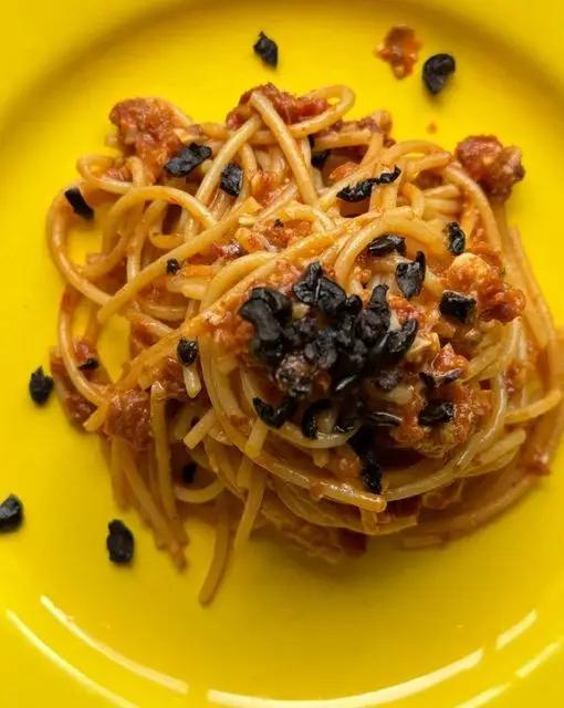 Ricetta Spaghetti con pesto di pomodori essiccati e polvere di olive nere di giadaconti