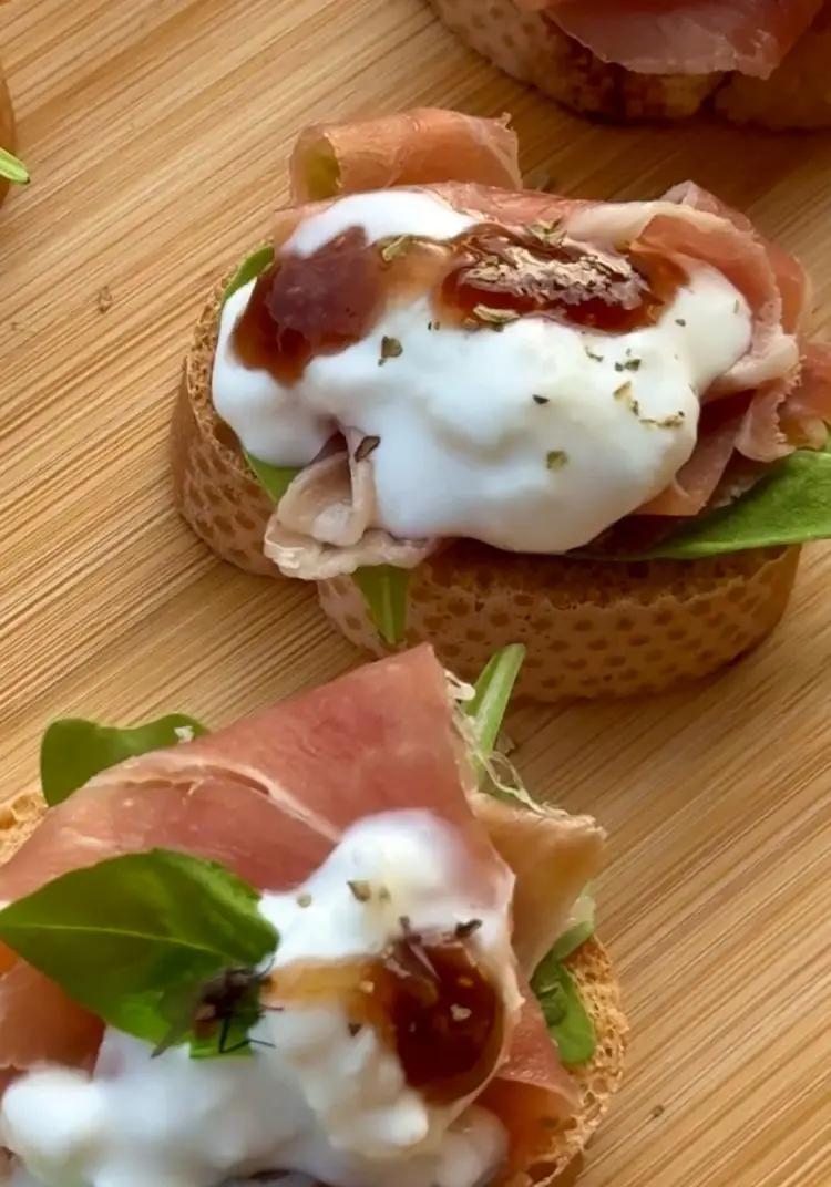 Ricetta Crostini con prosciutto crudo, burrata, rucola e mostarda di fichi di giadaconti