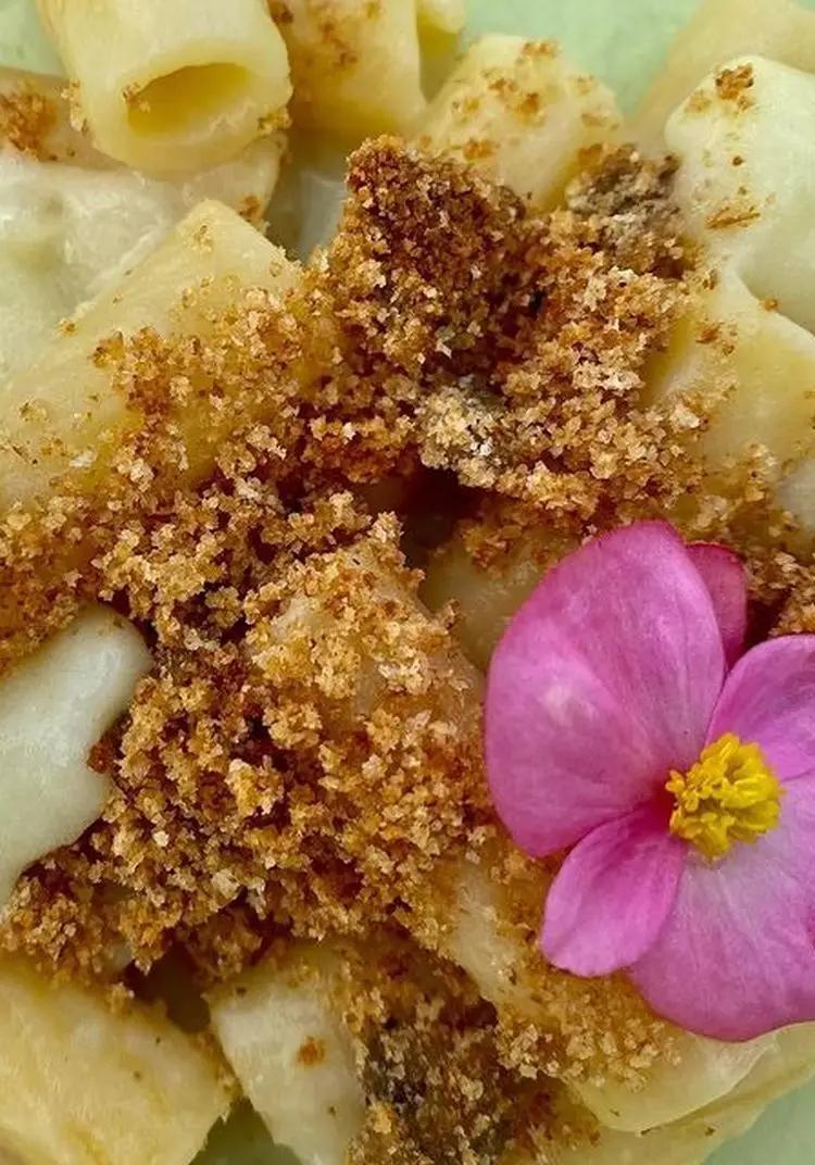Ricetta Tortiglioni con crema di cipolle, patate e pane croccante alle alici di incucinacon_luce