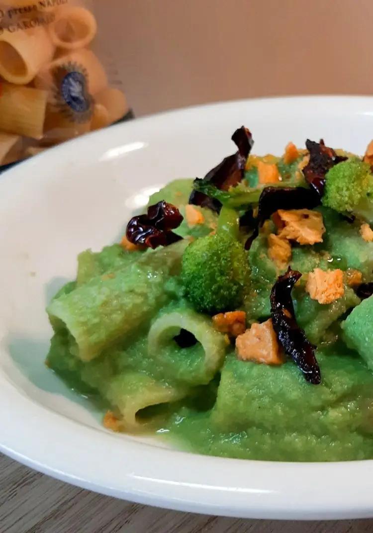 Ricetta Rigatoni in crema di broccoli con sbriciolata di tarallo e peperone crusco di peppoalt