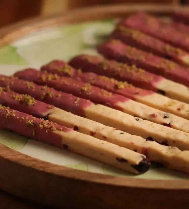 Ricetta Biscotti al mirtillo rosso con cioccolato ruby di michelacara5