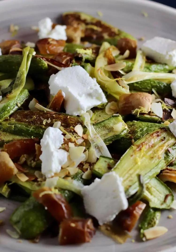 Ricetta Zucchine arrosto e cipolle verdi con datteri e ricotta. di michelacara5