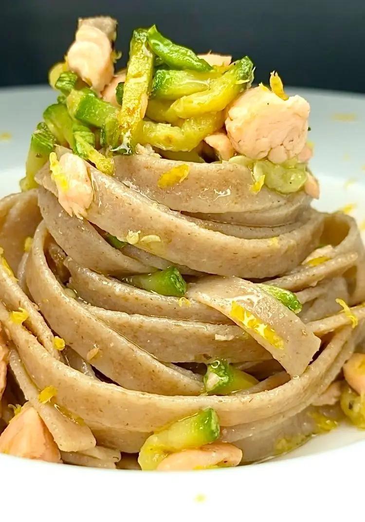 Ricetta Fettuccine di farro monococco con salmone e zucchine al profumo di limone di luana1