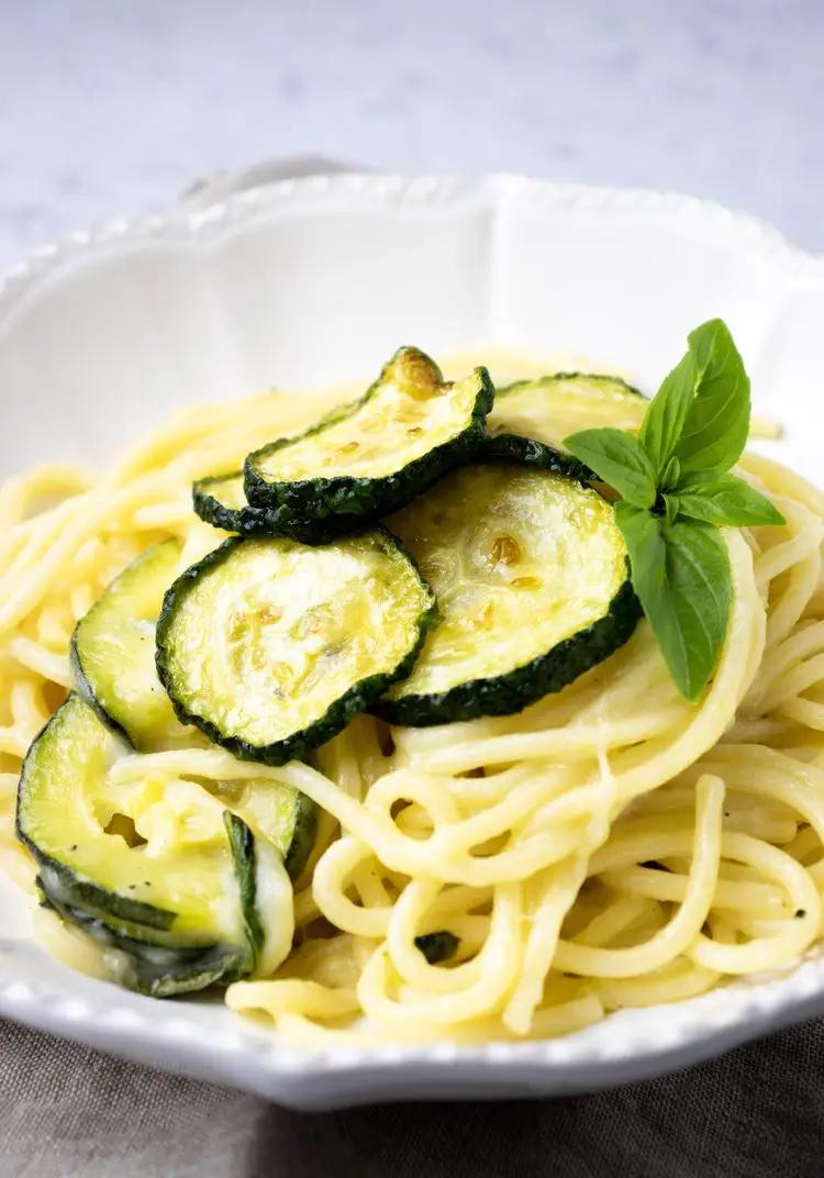 Ricetta SPAGHETTI CON ZUCCHINE E PROVOLA di thesweetieparadise