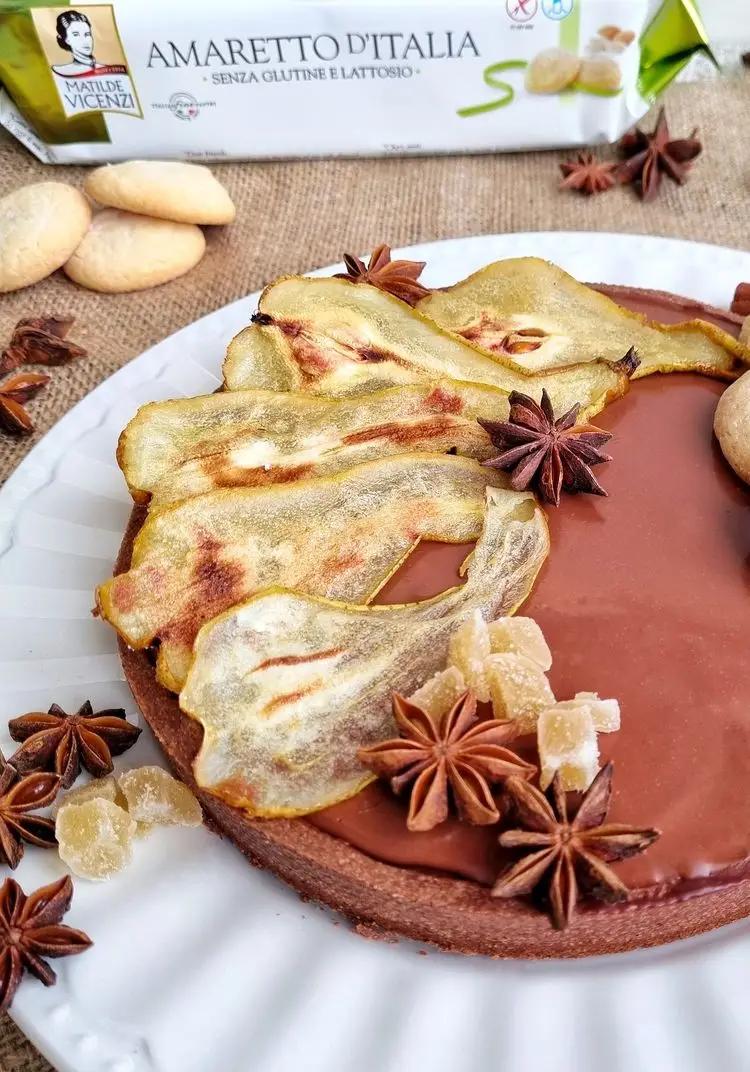 Ricetta Crostata al cacao con pere caramellate, amaretti e ganache al cioccolato fondente di mammachepiatti