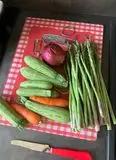 Immagine del passaggio 1 della ricetta Noodles con verdure di stagione