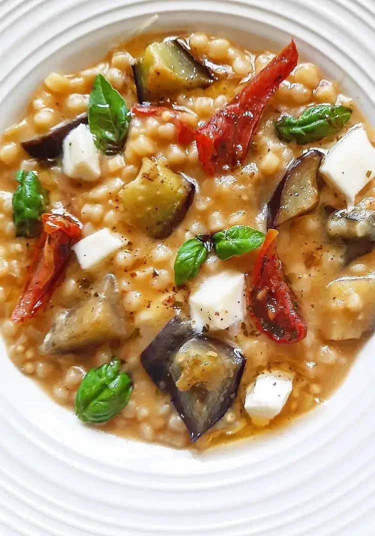 Ricetta Fregula pomodori semi secchi, melanzane, basilico e fior di latte!❤💚❤ di dianacorradetti