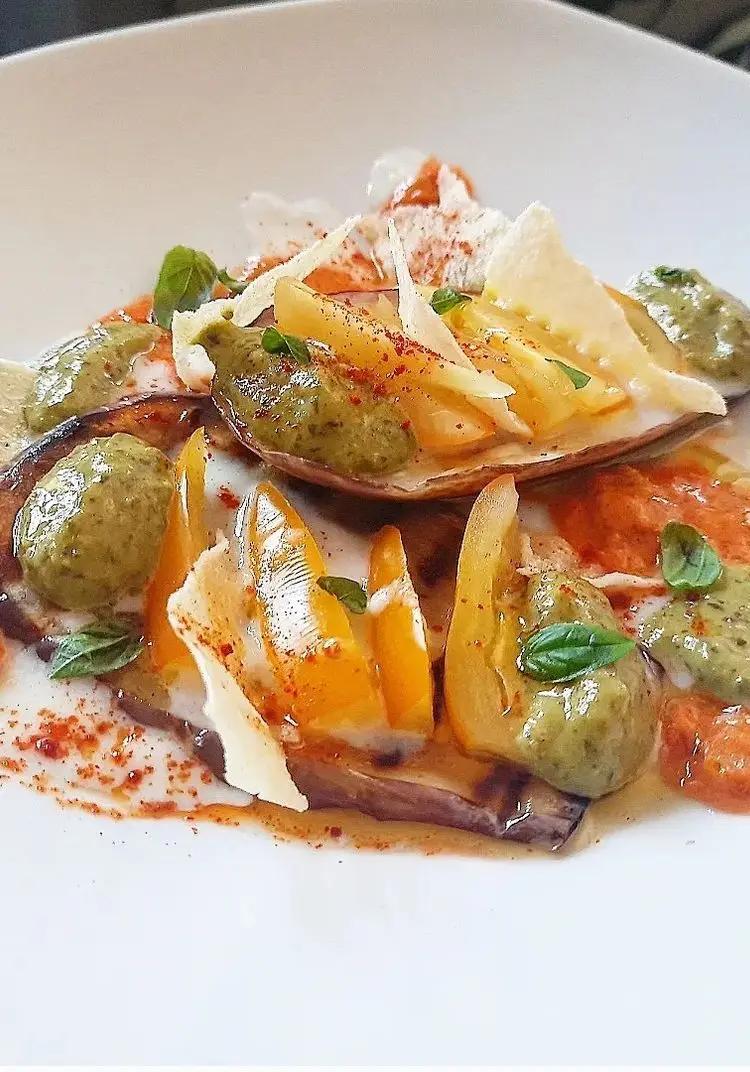 Ricetta Melanzane grigliate, crema allo yogurt, salsa peperone paprika e tabasco pesto e datterino giallo!🧡 di dianacorradetti