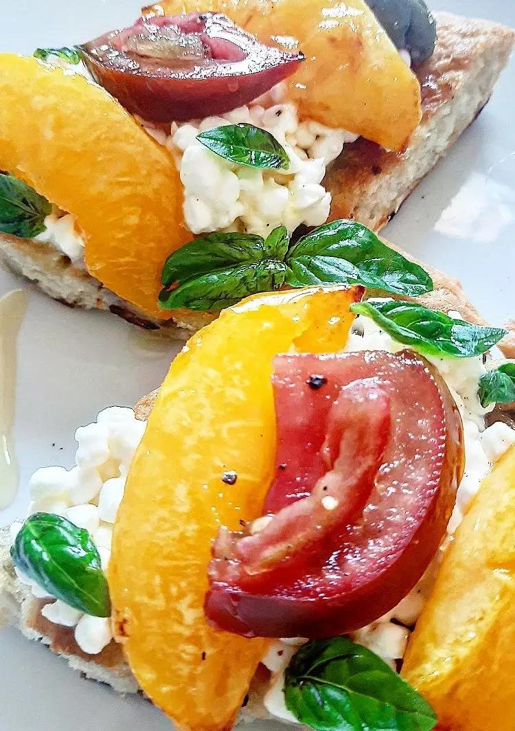 Ricetta Focaccia alle olive, fiocchi di latte, pesche gialle caramellate, pomodoro, miele e basilico!💛 di dianacorradetti