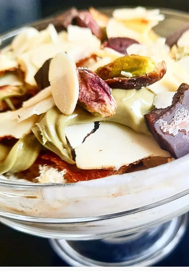 Ricetta Coppa crema al cioccolato bianco e ricotta, pistacchio, mandorle e fondente!💚💚💚 di dianacorradetti