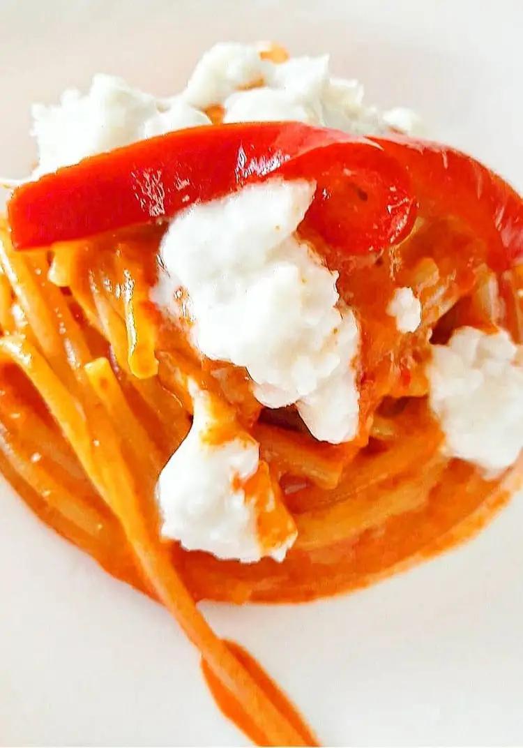 Ricetta Spaghetti alla chitarra in crema di peperone rosso e bufala!❤❤❤ di dianacorradetti