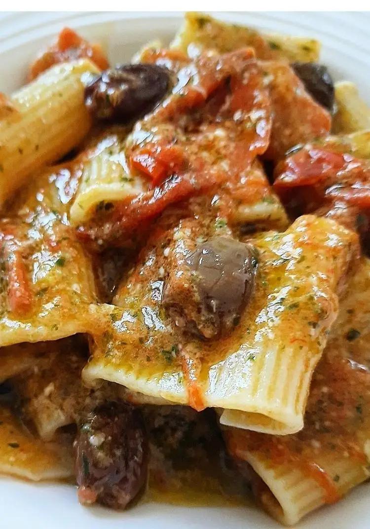 Ricetta Mezzi rigatoni con pomodoro datterino, olive taggiasche, emulsione al basilico e pecorino!💚❤💚 di dianacorradetti