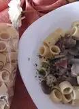 Immagine del passaggio 1 della ricetta Boccole pasta Garofalo con speck funghi e formaggio montasio DOP fresco #pastagarofalo
