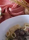 Immagine del passaggio 4 della ricetta Boccole pasta Garofalo con speck funghi e formaggio montasio DOP fresco #pastagarofalo
