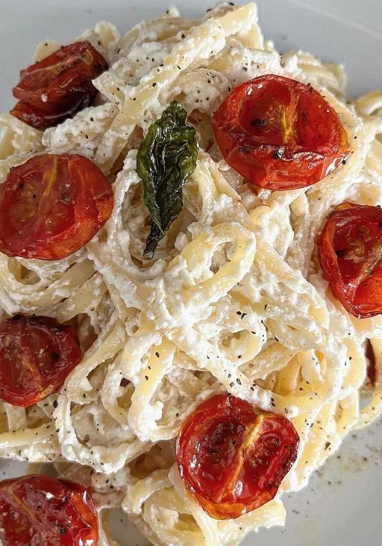 Ricetta Spaghetti aglio olio peperoncino ricotta e pomodorini confit con basilico cristallizzato di iodicopasta