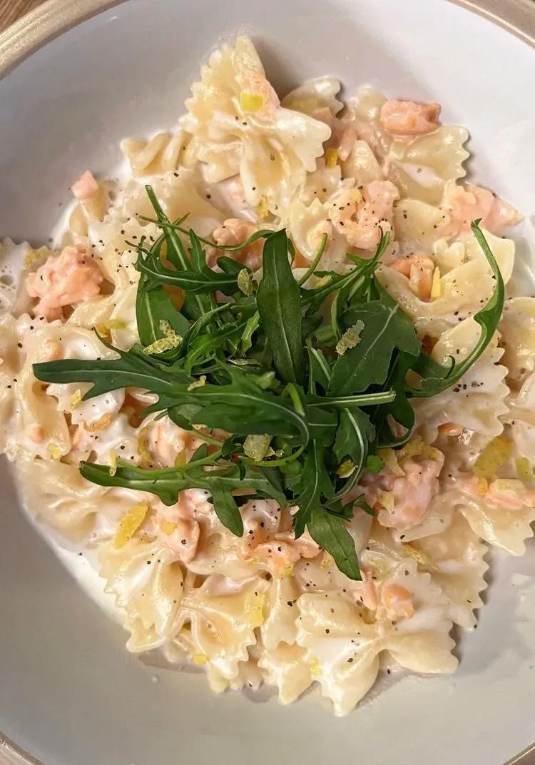 Ricetta Farfalle al salmone con crema aromatizzata al limone, le sue test e rucola di iodicopasta