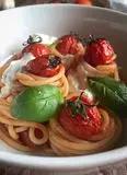 Immagine del passaggio 8 della ricetta Spaghetti al pomodoro, basilico e stracciatella