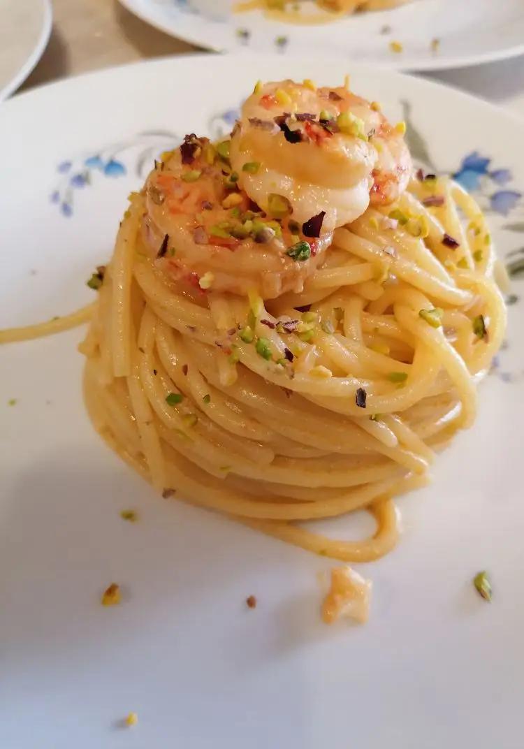 Ricetta #vigilia   Spaghetti con gamberi, pesto di pistacchio, pomodorini e granella di pistacchio di jessica78