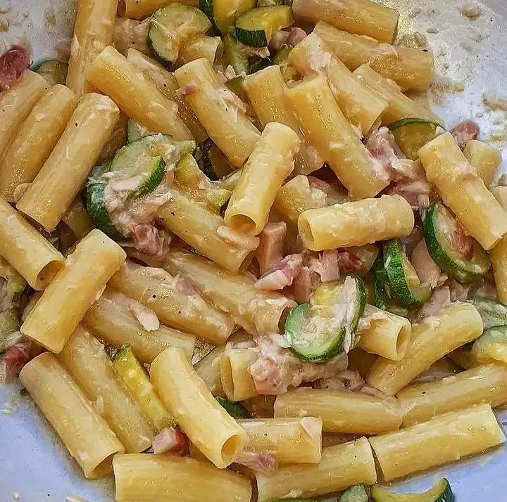 Ricetta Rigatoni Con Zucchine, Tonno e Guanciale di lericettedimarygio