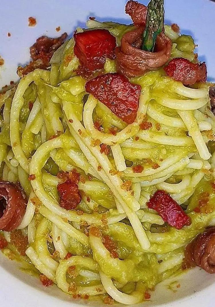 Ricetta Spaghetti Con Crema di Asparagi, Filetti di Acciughe, Mollica Fritta e Guanciale Croccante. di lericettedimarygio