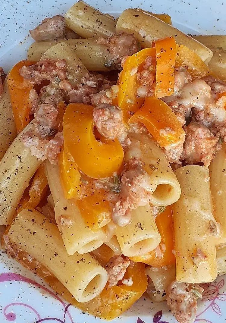 Ricetta Rigatoni con Salsiccia, Peperoni e Crema al Parmigiano. di lericettedimarygio