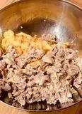 Immagine del passaggio 2 della ricetta Cosce di Pollo e Patate (Coxinha)