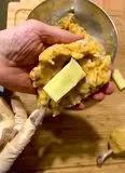 Immagine del passaggio 4 della ricetta Cosce di Pollo e Patate (Coxinha)