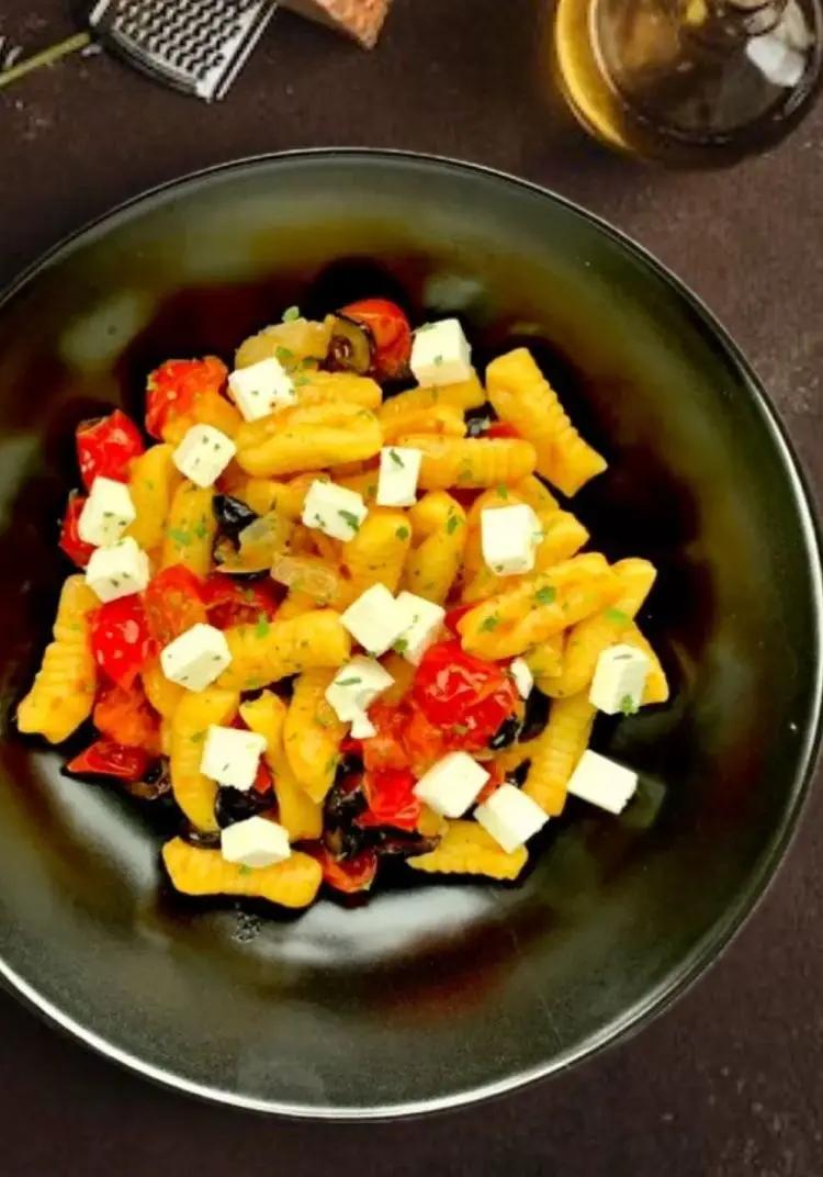 Ricetta Gnocchetti Sardi allo Zafferano con Pomodorini, Feta e Olive di Ortensio